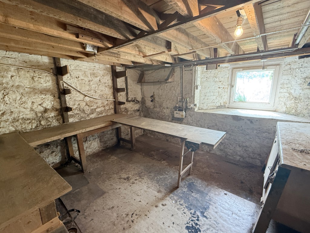 Lot: 136 - SEMI-DETACHED HOUSE IN NEED OF REFURBISHMENT - Cellar in House in Need of Improvement